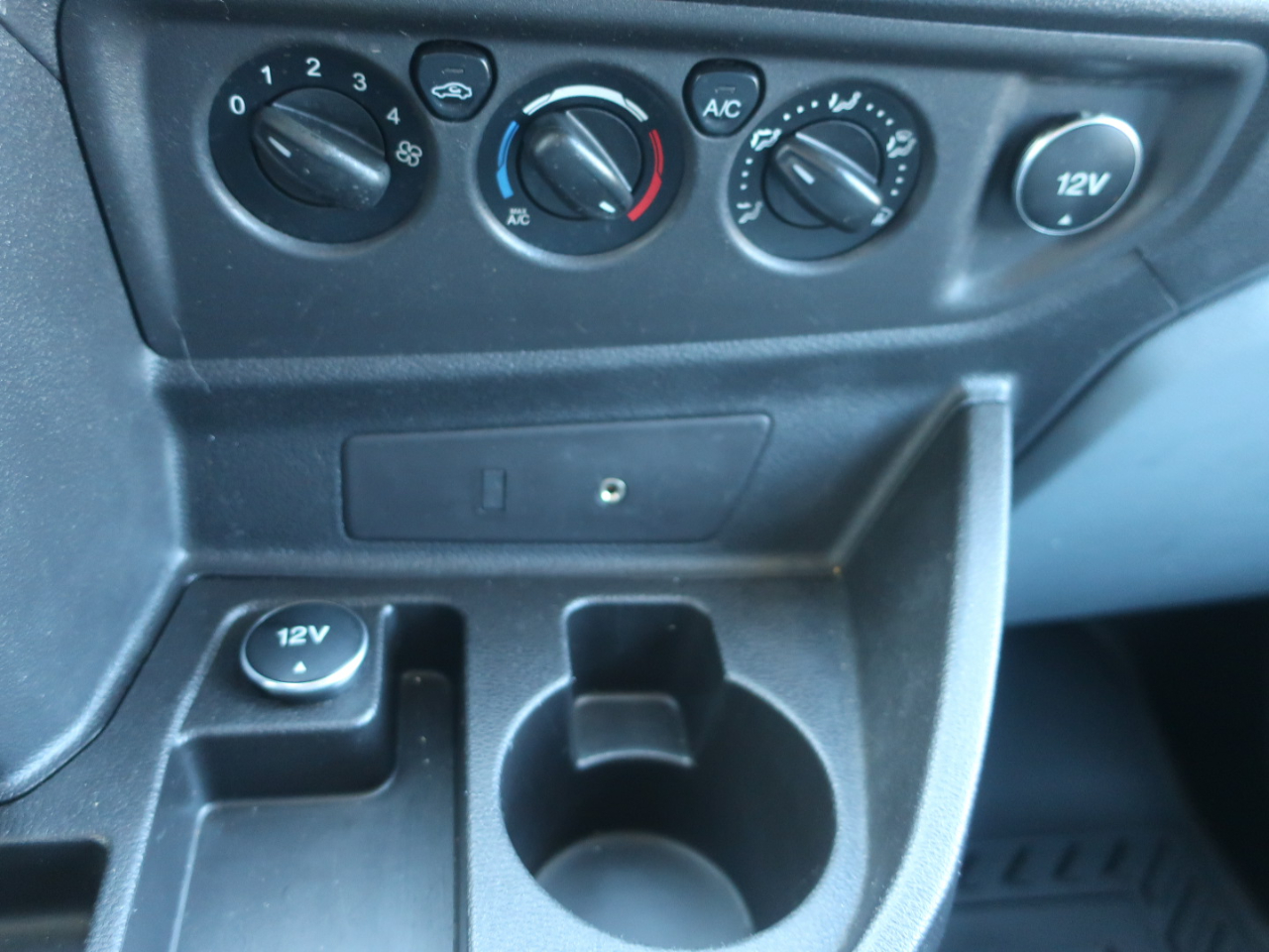 Ford Transit 250 Van Med. Roof w/Sliding Pass. 148-in. WB 2015