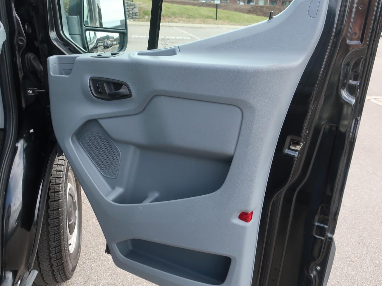 Ford Transit 150 Wagon Low Roof XL w/Sliding Pass. 130-in. WB 2015