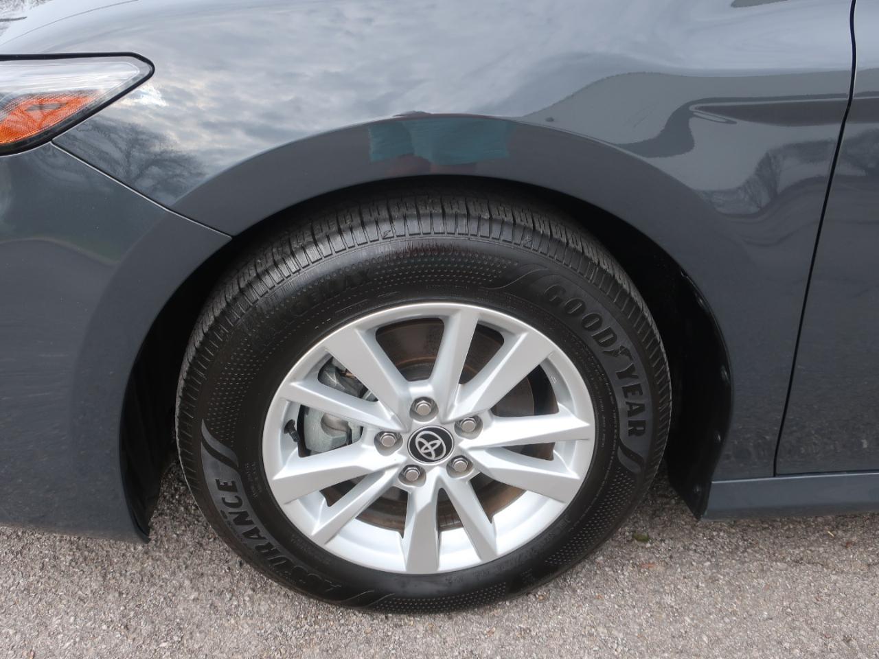 Toyota Camry Hybrid LE 2025