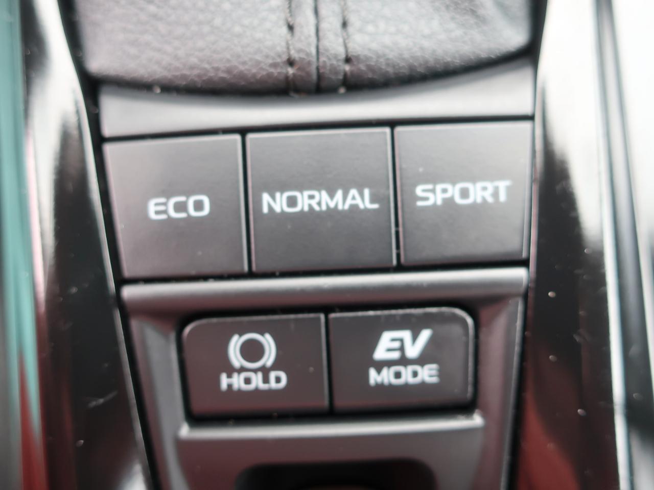 Toyota Camry Hybrid LE 2025