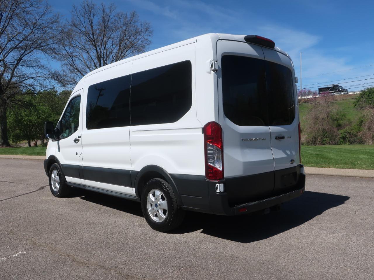 Ford Transit 150 Wagon Med. Roof XLT w/Sliding Pass. 130-in. WB 2019
