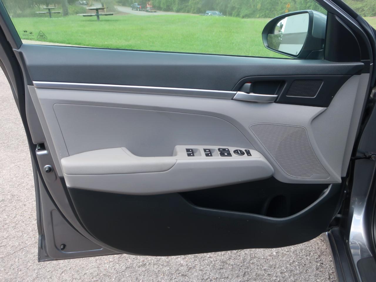 Hyundai Elantra SE 6AT 2019