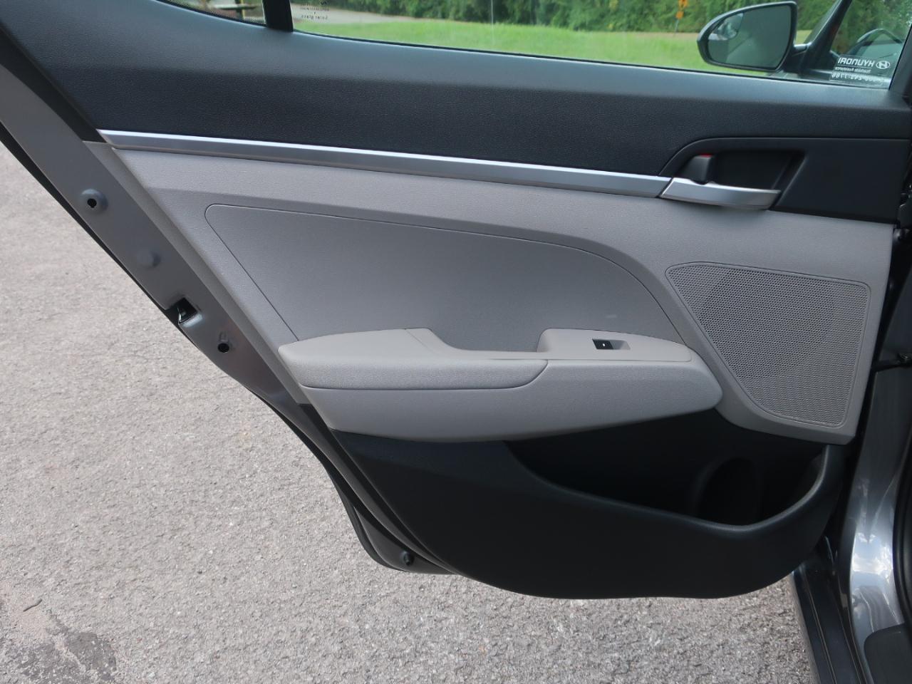 Hyundai Elantra SE 6AT 2019
