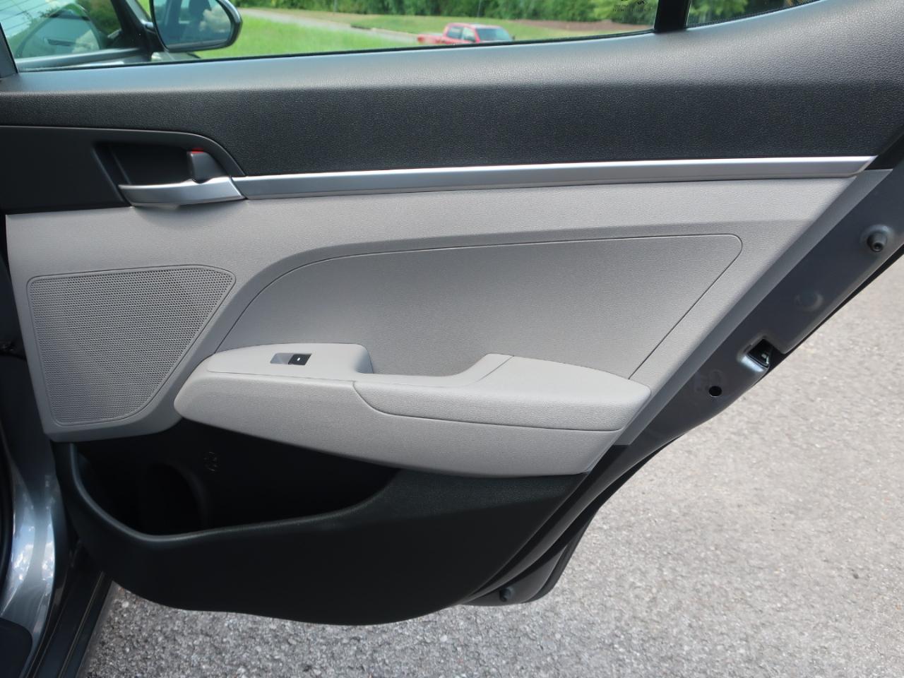 Hyundai Elantra SE 6AT 2019