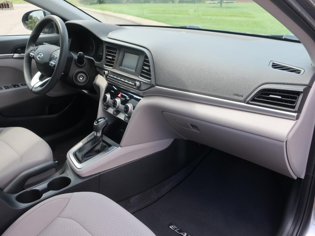 Hyundai Elantra SE 6AT 2019