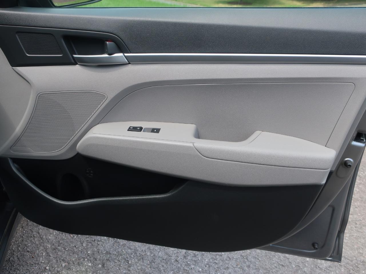 Hyundai Elantra SE 6AT 2019
