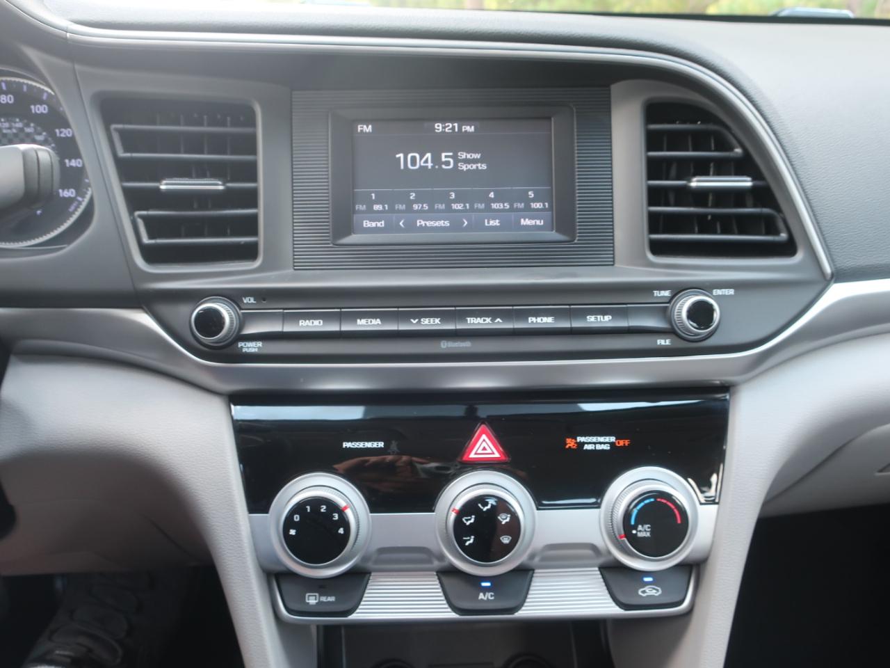 Hyundai Elantra SE 6AT 2019