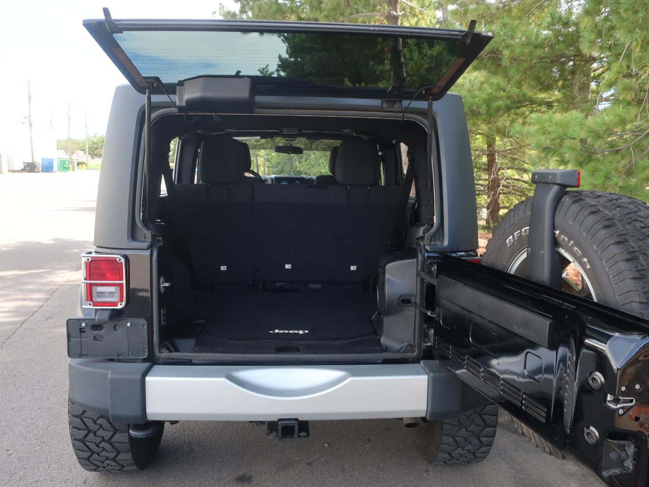 Jeep Wrangler Unlimited Sahara 4WD 2011
