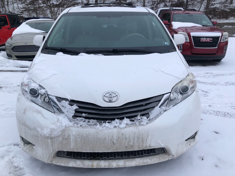 Toyota Sienna XLE AWD 7-Pass V6 2011