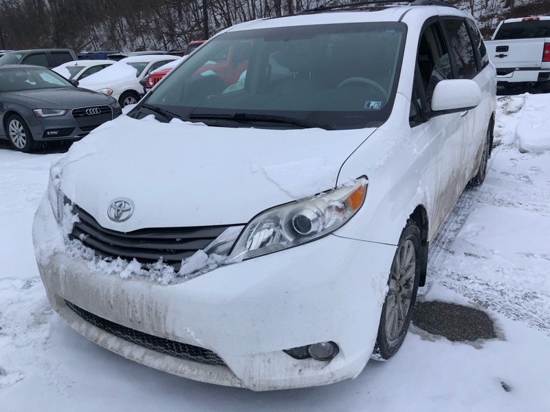 Toyota Sienna XLE AWD 7-Pass V6 2011