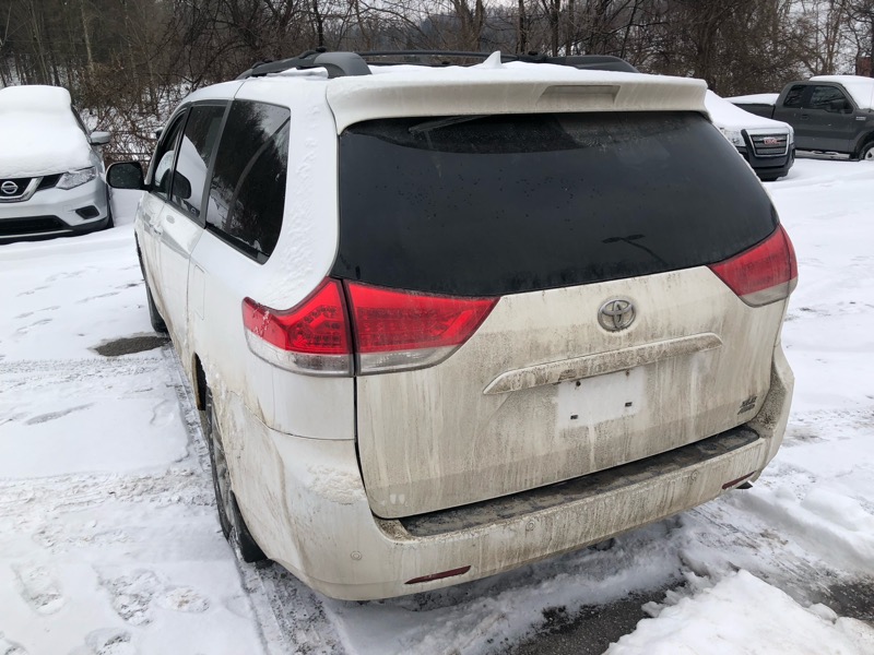 Toyota Sienna XLE AWD 7-Pass V6 2011