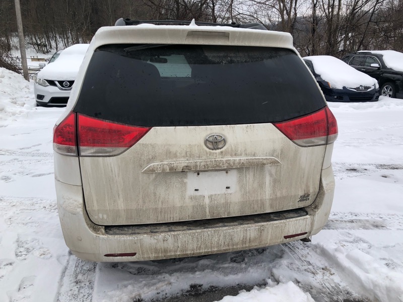 Toyota Sienna XLE AWD 7-Pass V6 2011