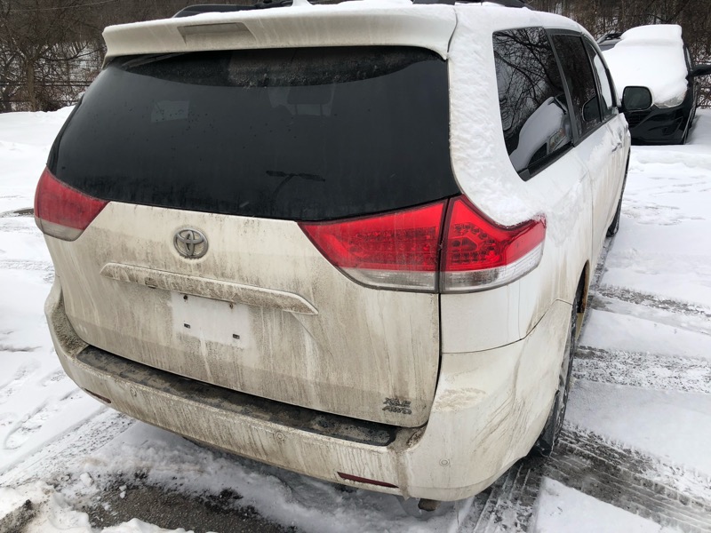 Toyota Sienna XLE AWD 7-Pass V6 2011