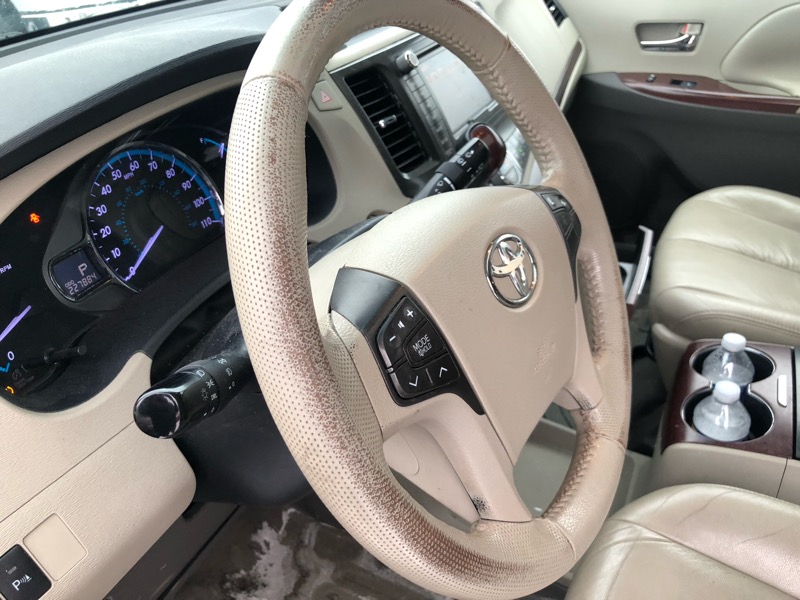 Toyota Sienna XLE AWD 7-Pass V6 2011