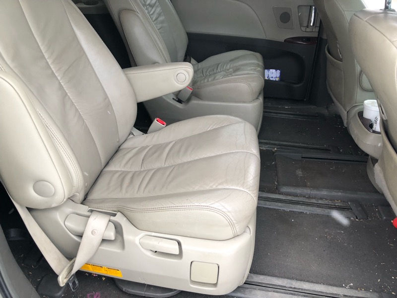 Toyota Sienna XLE AWD 7-Pass V6 2011