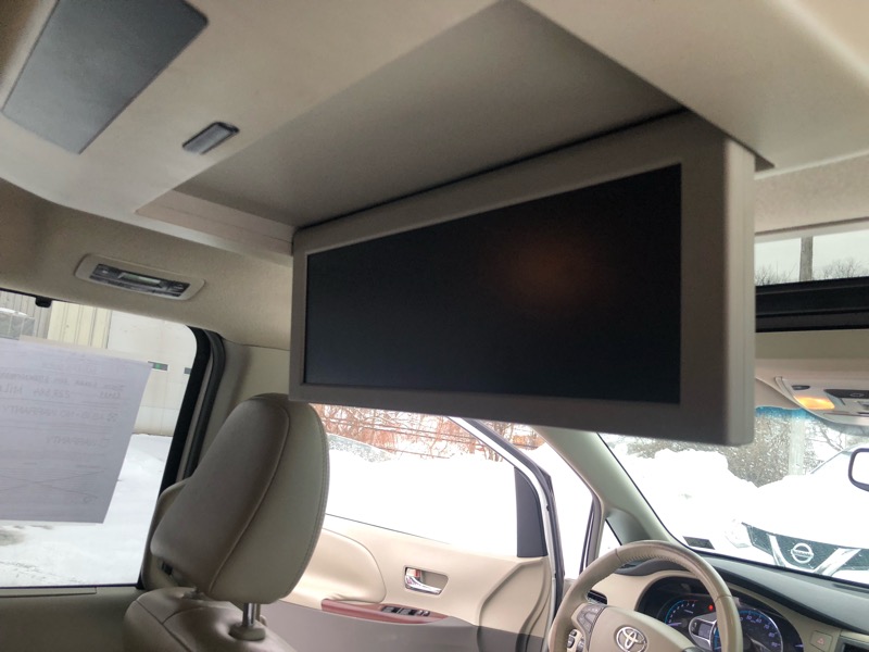 Toyota Sienna XLE AWD 7-Pass V6 2011