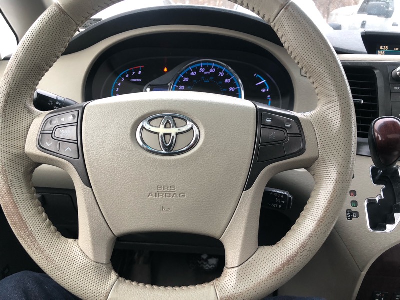 Toyota Sienna XLE AWD 7-Pass V6 2011