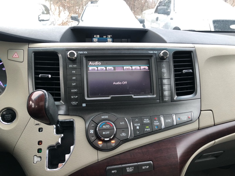 Toyota Sienna XLE AWD 7-Pass V6 2011