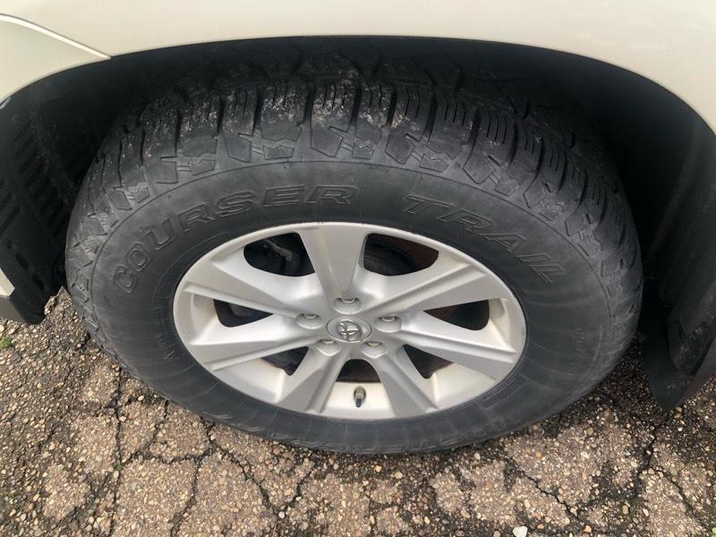 Toyota Highlander Base 4WD 2012