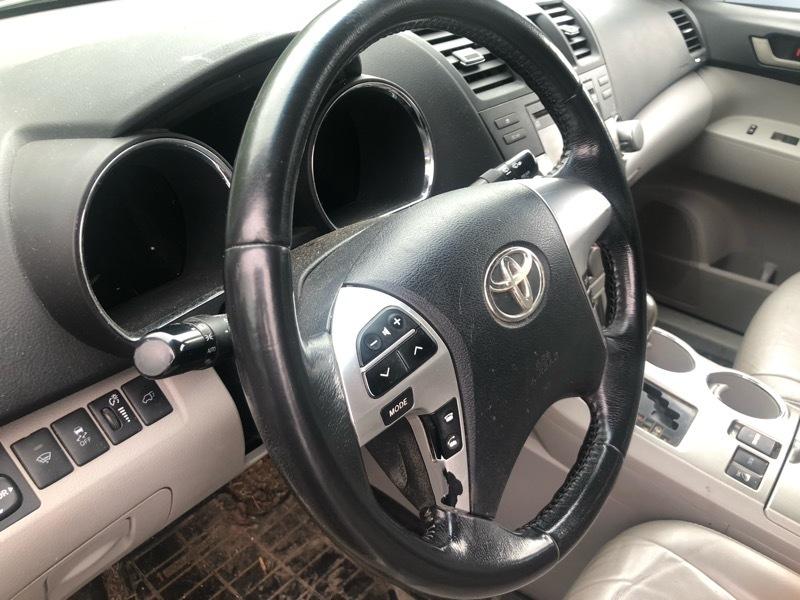 Toyota Highlander Base 4WD 2012