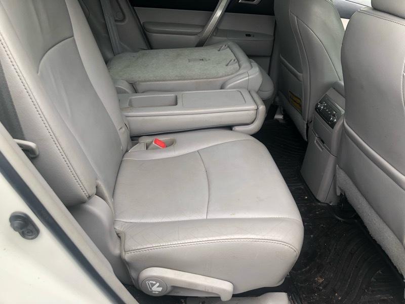 Toyota Highlander Base 4WD 2012