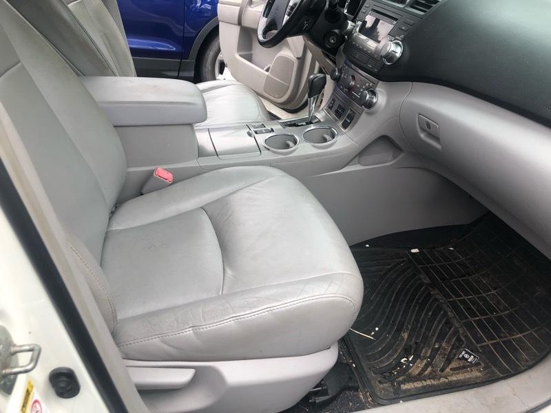 Toyota Highlander Base 4WD 2012
