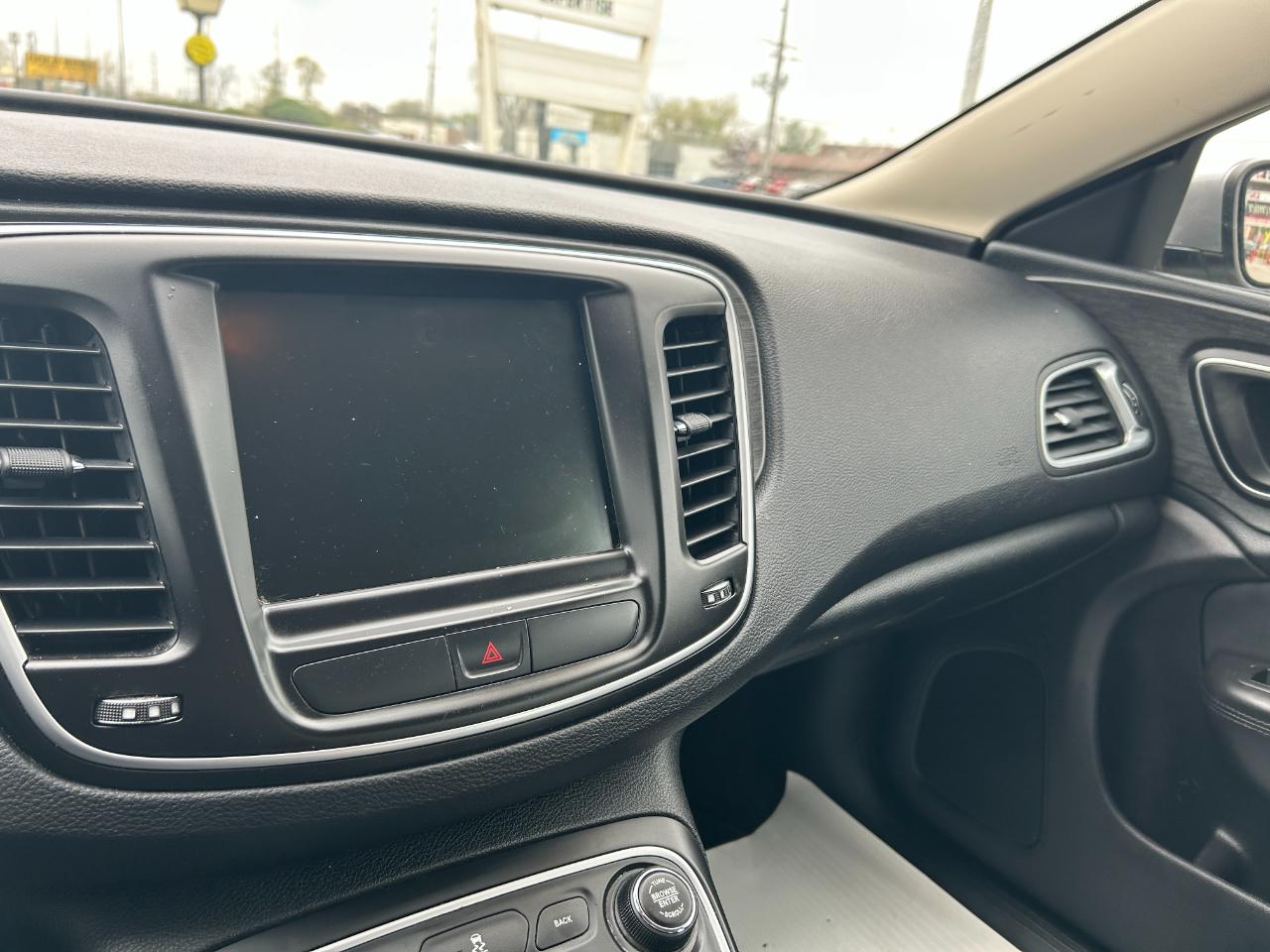 Chrysler 200 4dr Sdn Limited FWD 2016