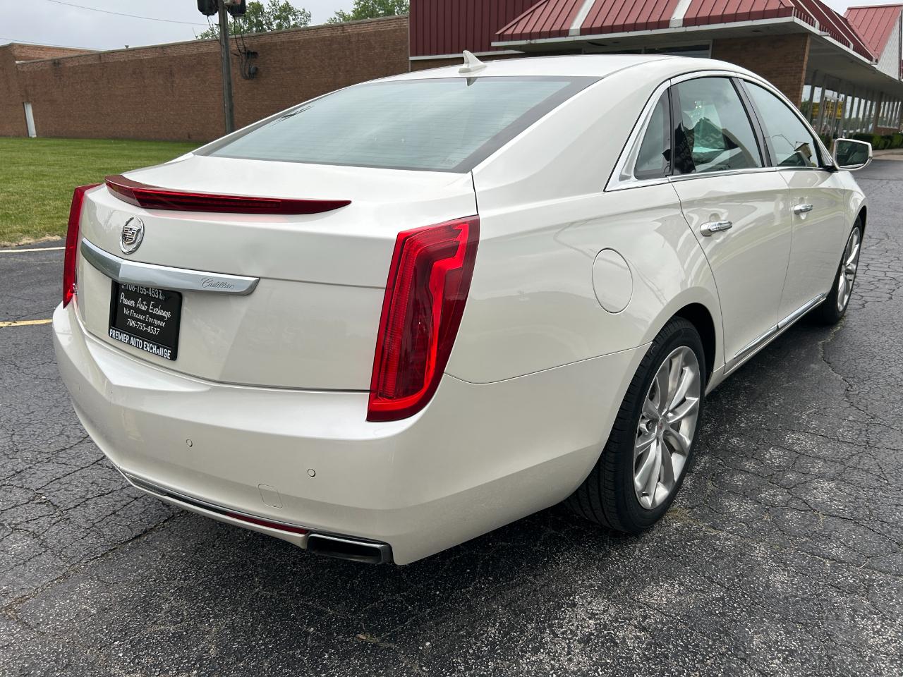 Cadillac XTS 4dr Sdn Luxury FWD 2014