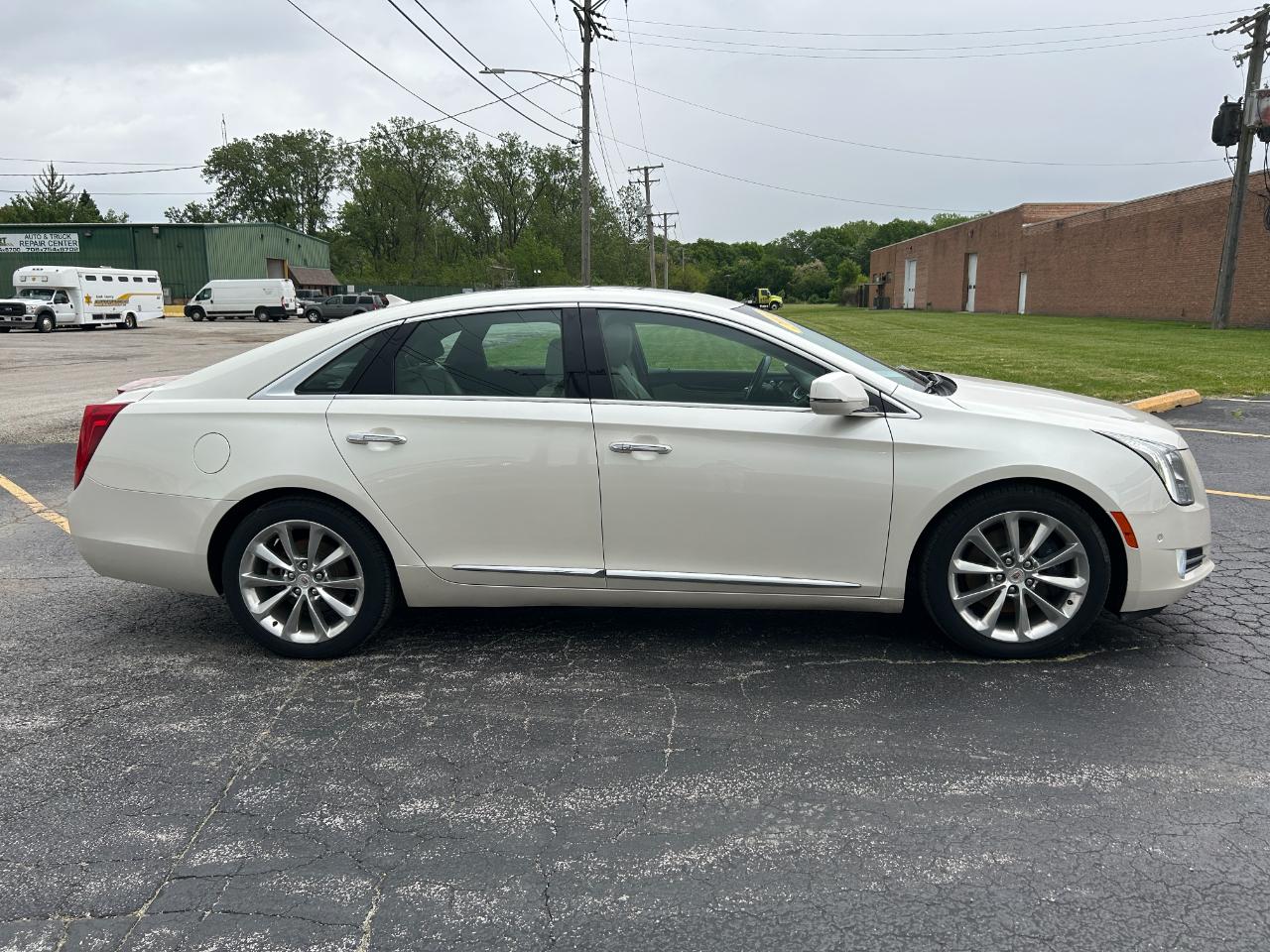 Cadillac XTS 4dr Sdn Luxury FWD 2014