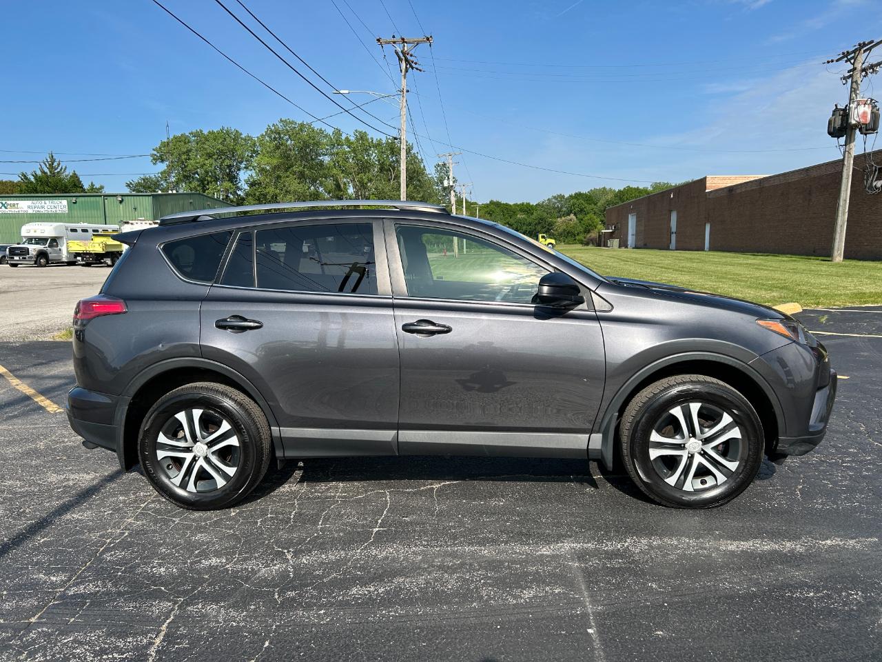 Toyota RAV4 LE FWD (Natl) 2018