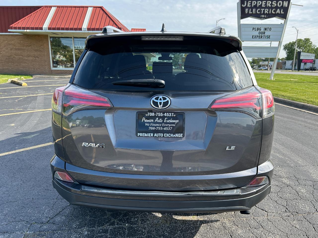 Toyota RAV4 LE FWD (Natl) 2018