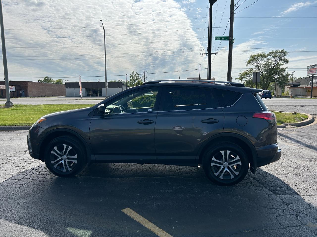 Toyota RAV4 LE FWD (Natl) 2018