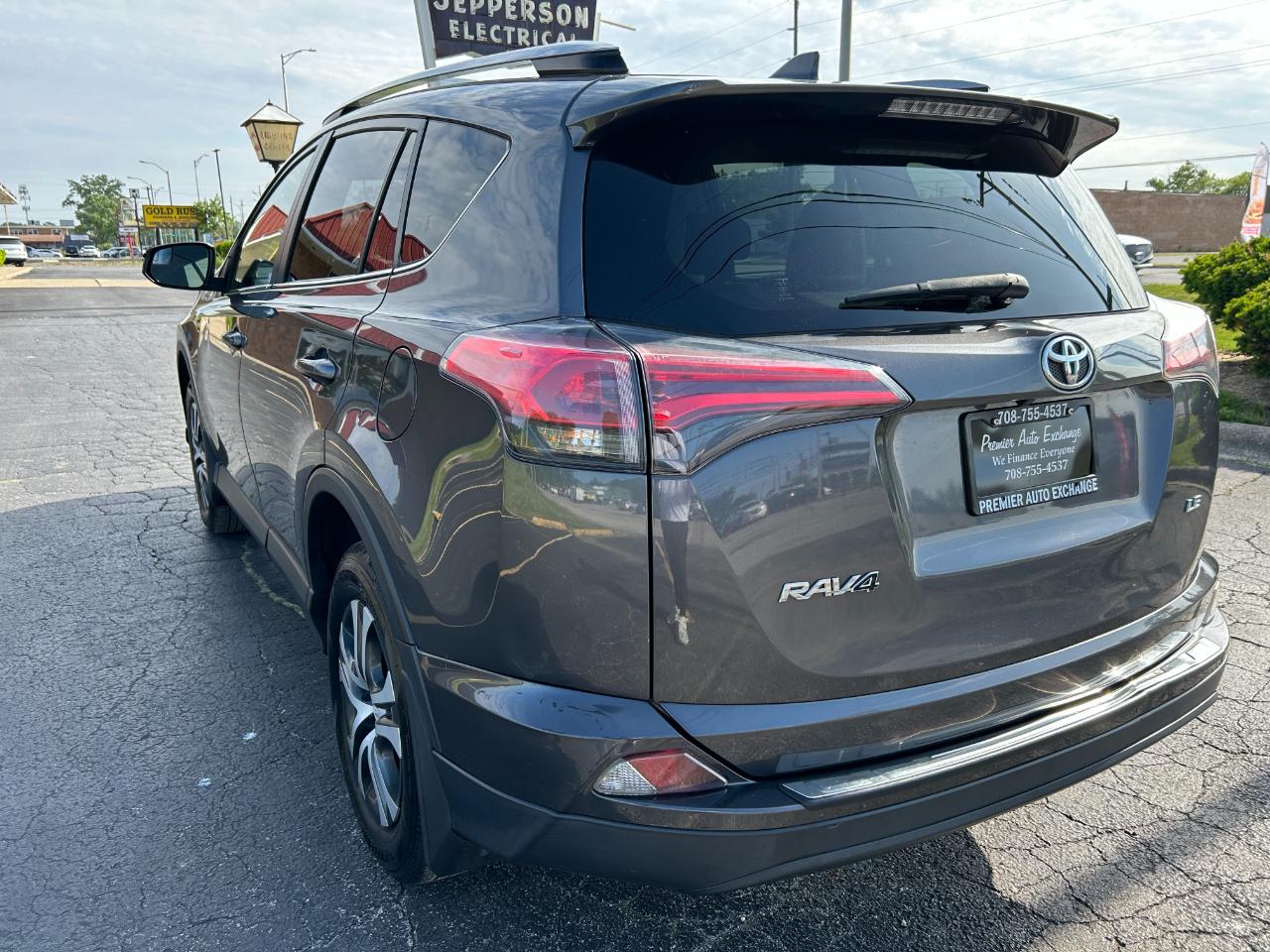 Toyota RAV4 LE FWD (Natl) 2018