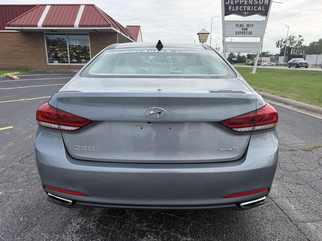 Hyundai Genesis 4dr Sdn V6 3.8L AWD 2015