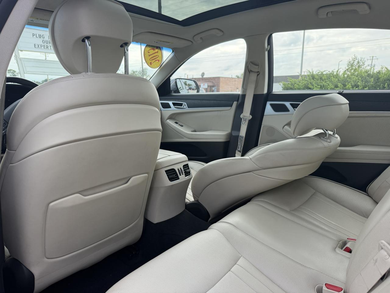 Hyundai Genesis 4dr Sdn V6 3.8L AWD 2015