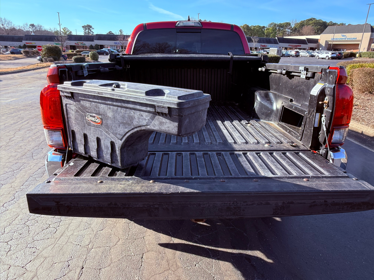 Toyota Tacoma 4WD Double Cab V6 AT SR5 (Natl) 2018