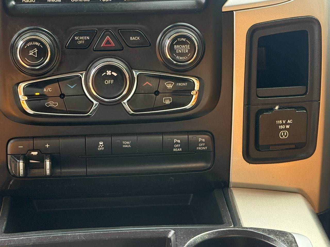 RAM 1500 4WD Crew Cab 140.5" Lone Star 2015