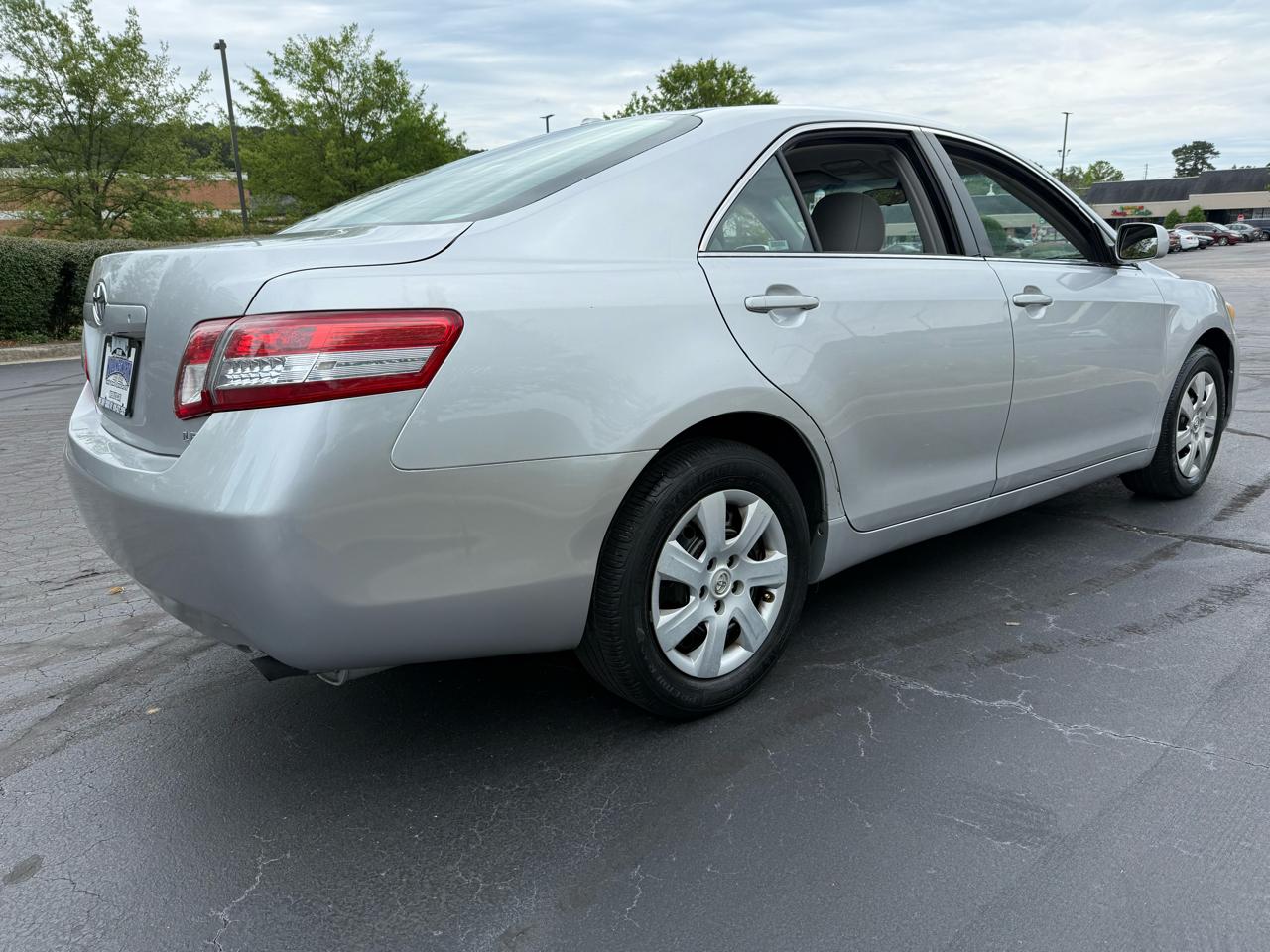 Toyota Camry 4dr Sdn I4 Man LE (Natl) 2011