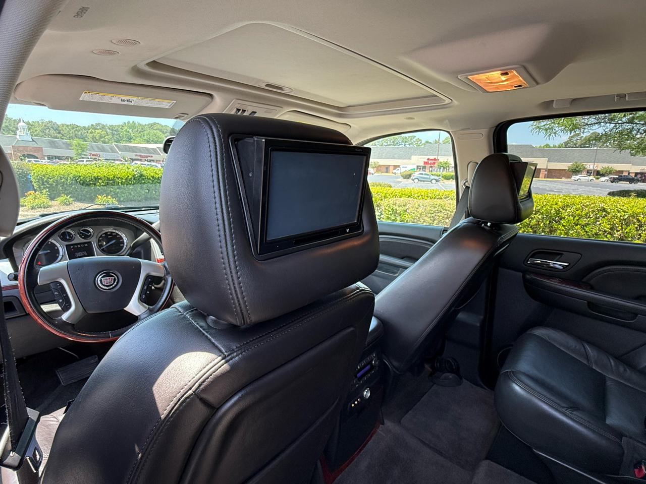 Cadillac Escalade AWD 4dr Luxury 2010