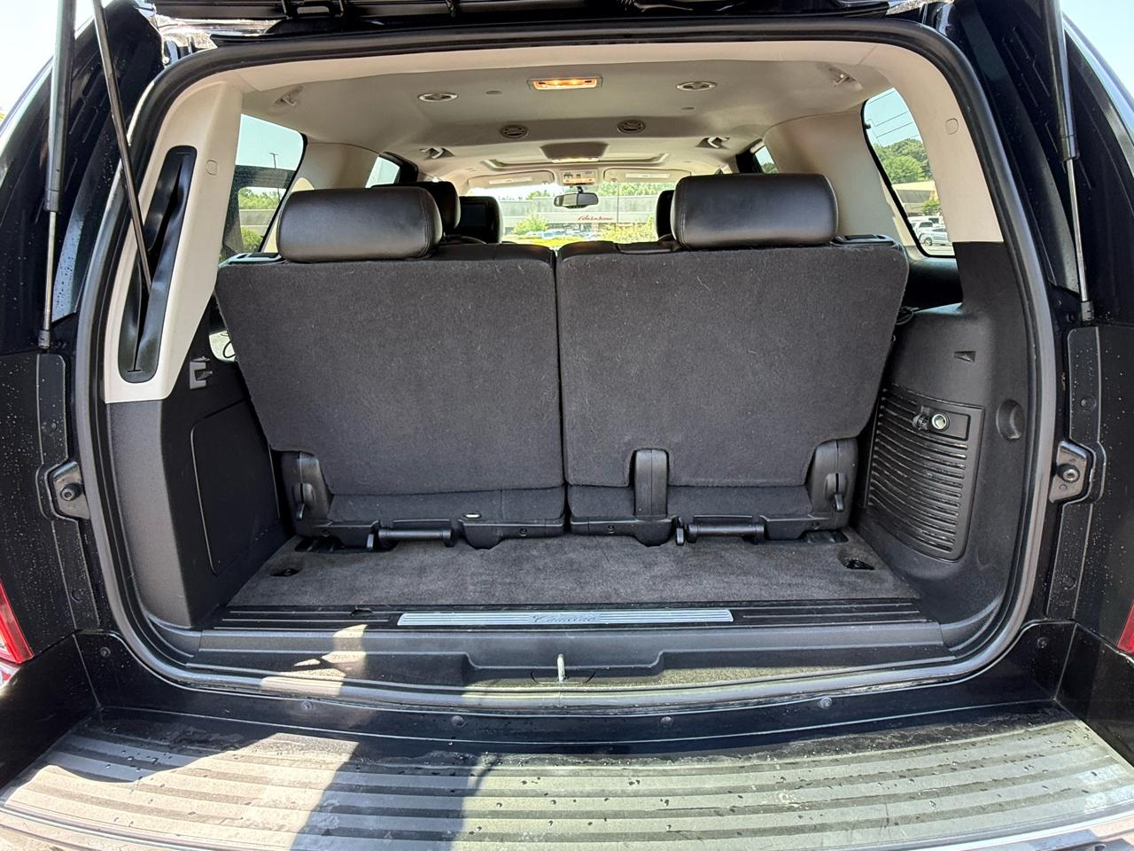 Cadillac Escalade AWD 4dr Luxury 2010