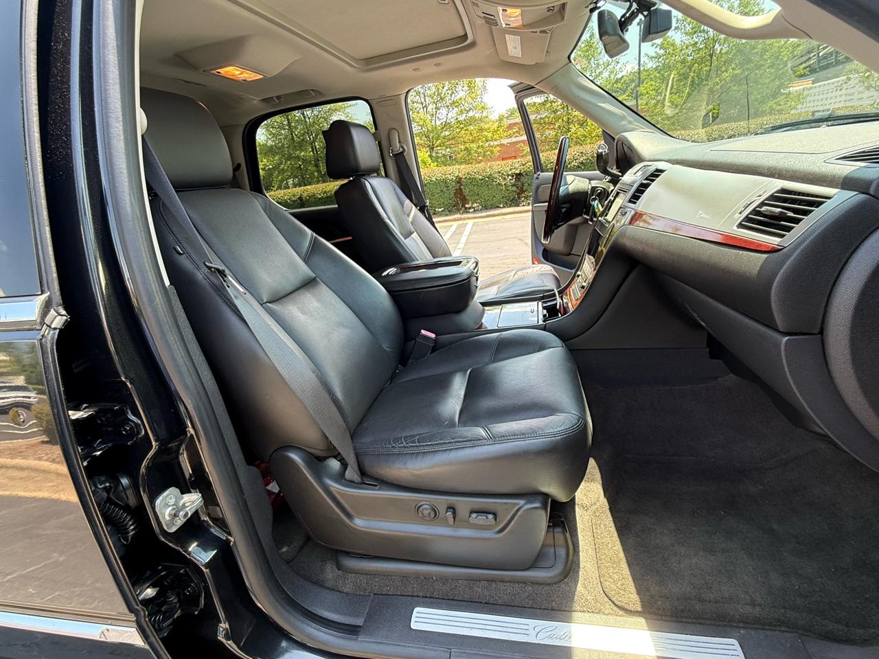 Cadillac Escalade AWD 4dr Luxury 2010