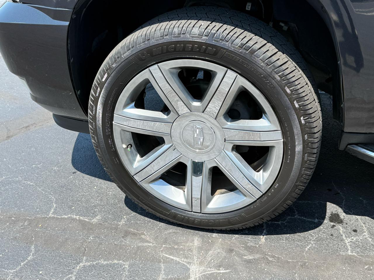 Cadillac Escalade AWD 4dr Luxury 2010