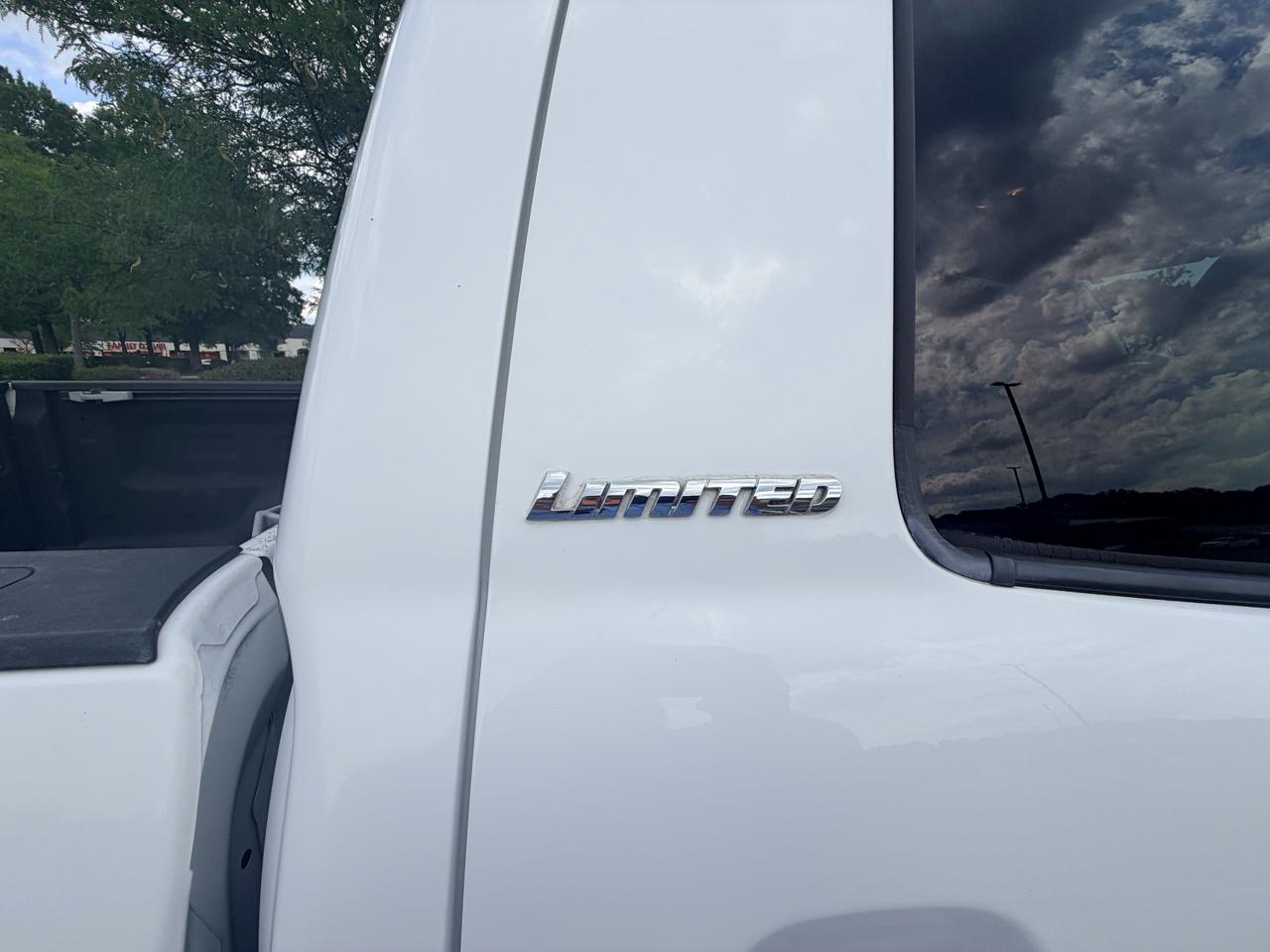 Toyota Tundra 4WD Truck CrewMax 5.7L FFV V8 6-Spd AT LTD (Natl) 2011