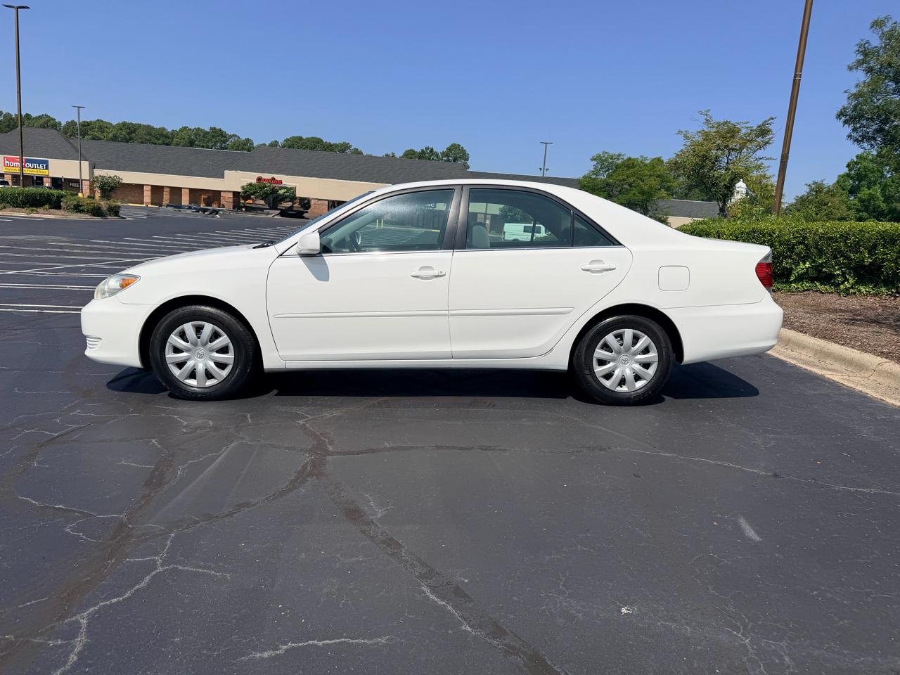 Toyota Camry 4dr Sdn XLE Auto (Natl) 2005