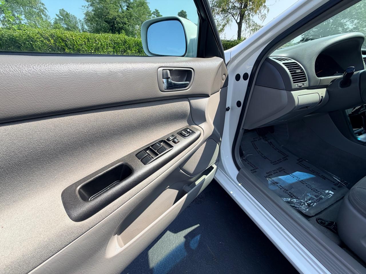 Toyota Camry 4dr Sdn XLE Auto (Natl) 2005