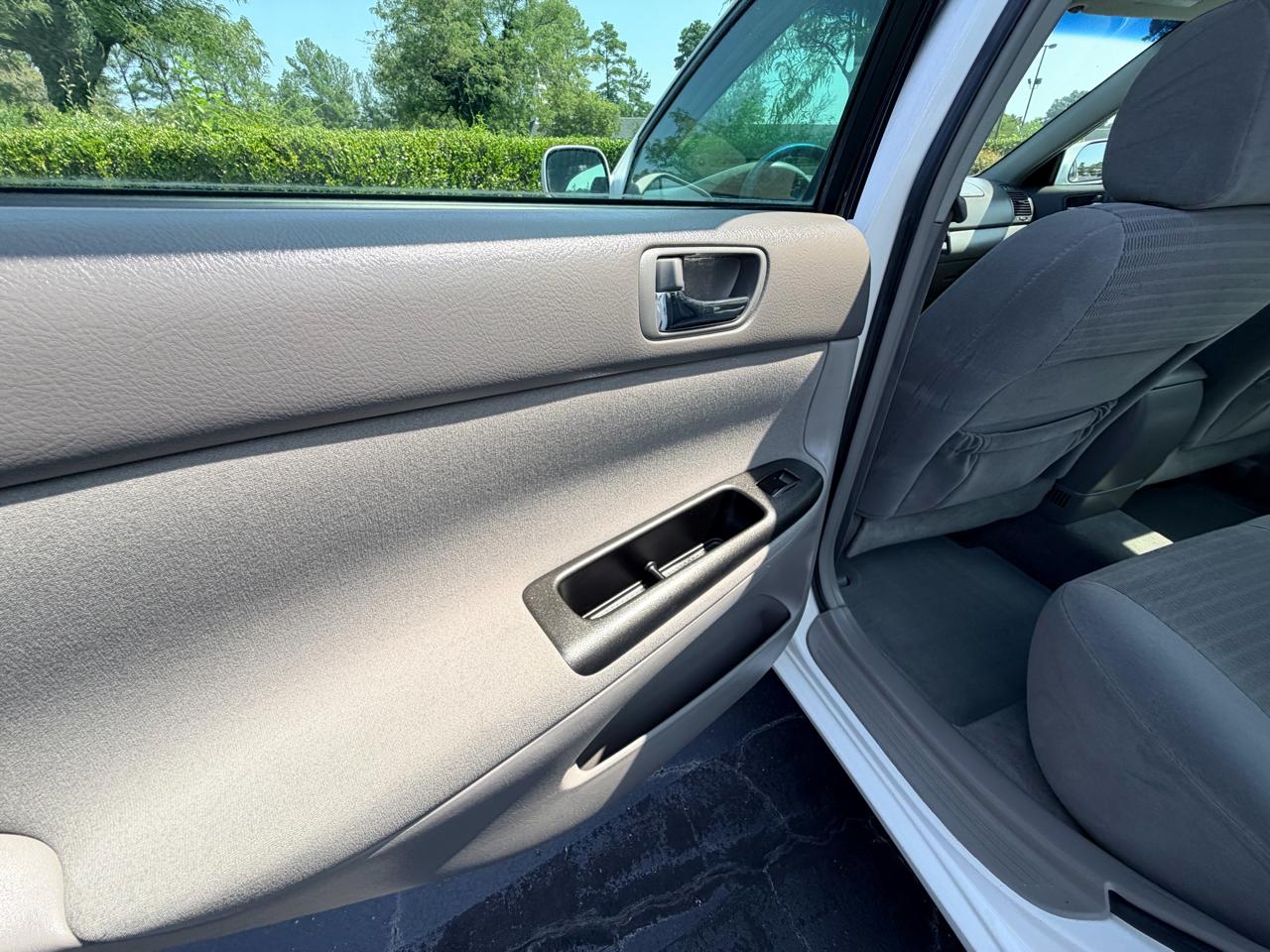 Toyota Camry 4dr Sdn XLE Auto (Natl) 2005