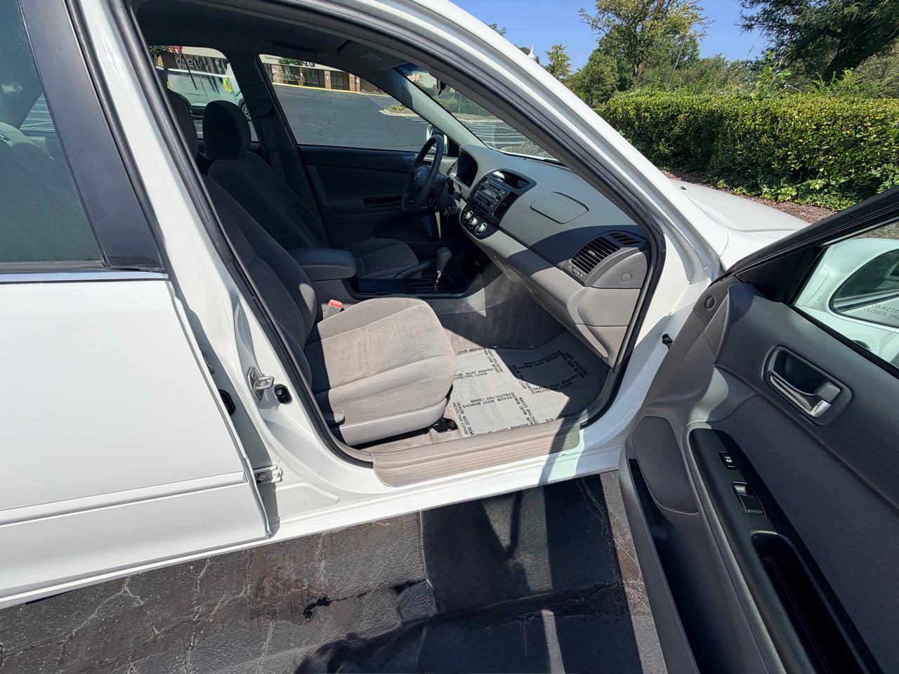 Toyota Camry 4dr Sdn XLE Auto (Natl) 2005