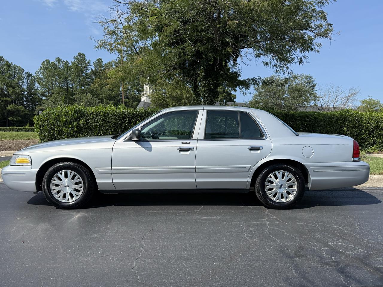 Ford Crown Victoria 4dr Sdn LX 2003