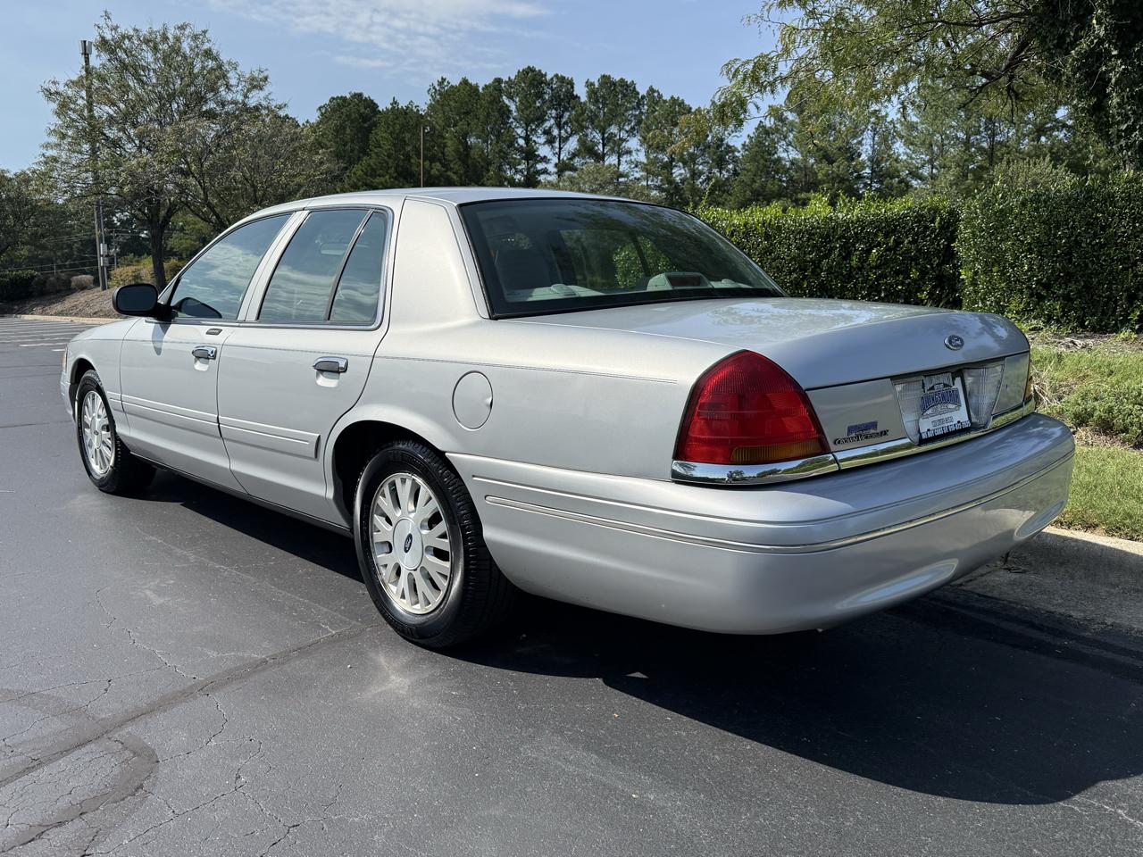 Ford Crown Victoria 4dr Sdn LX 2003