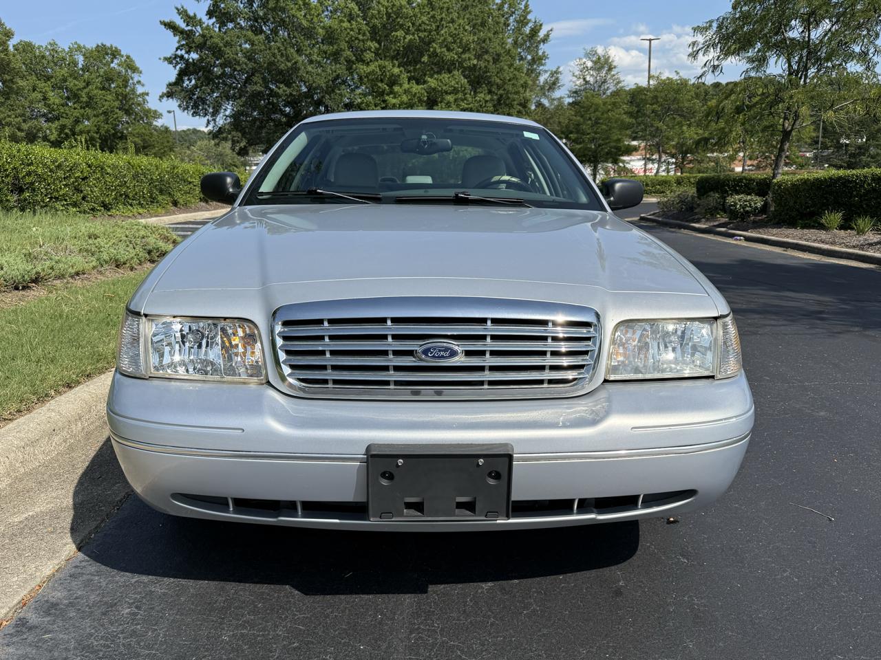 Ford Crown Victoria 4dr Sdn LX 2003